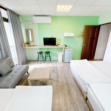 Fengjia Gift Box Homestay Тайджун Екстериор снимка